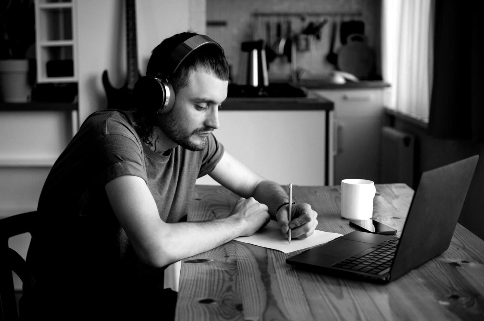 Teilnehmerin arbeitet konzentriert an finanzieller Planung